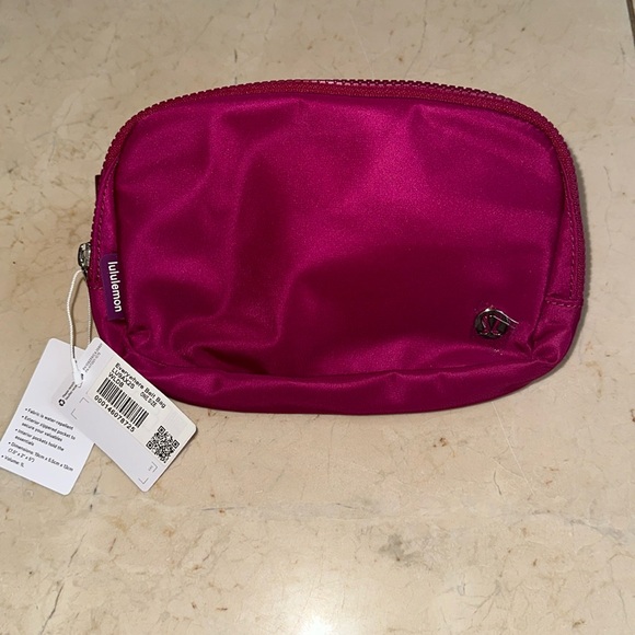 🍋 Lululemon Everywhere Belt Bag in Berry FINAL OFFER - Picture 13 of 16